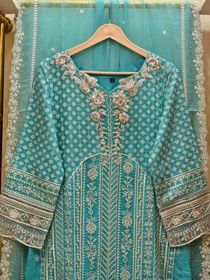 Dhagha Kari – Luxury Embroided & Handcrafted 3-Piece Suit